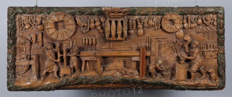 Wooden facade plate of block factory at the Leuvehaven with Int GeKroonde Ynblock, gable wood carving sculpture sculpture beech