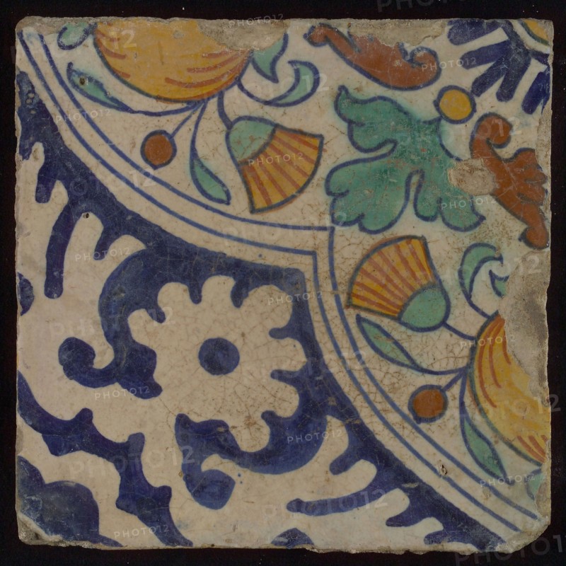 Ornament tile, diagonal ornament in quatrefoil with bows in which orange-apples and flowers, palm corner, corner pattern rosette