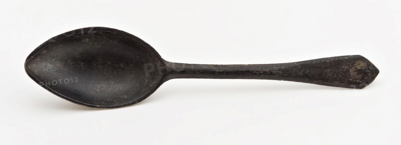 Spoon with oval pointed bowl and straight handle with pointed end, teaspoon table spoon equipment ground find tin metal, cast