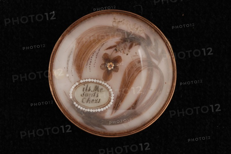 Medallion with hairwork, medallion hair-work hair-painting hair-glass, Round medallion copper-colored cupboard front with roller