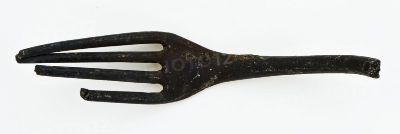 Fork with four teeth and flattened hexagonal handle, fork cutlery soil find tin? metal, current form) archeology Rotterdam