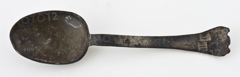 Pewter spoon with oval bowl, rat tail with beak, flat handle, pied the biche handle end, spoon cutlery soil find tin metal, I