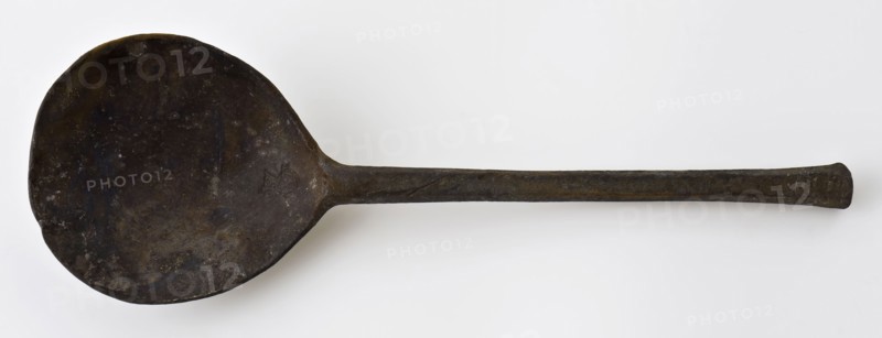 Spoon with fig-shaped container and hexagonal handle, spoon cutlery soil find tin metal, cast Figs bowl short rat tail hexagonal