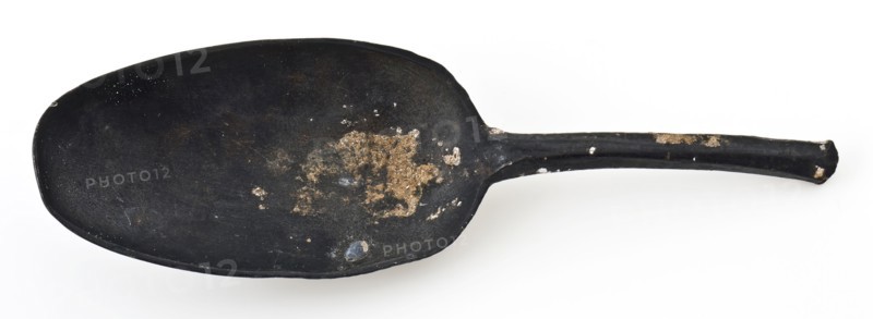 Spoon with elongated, oval bowl and hexagonal handle, spoon cutlery soil find tin metal, cast Elongated oval tray double or