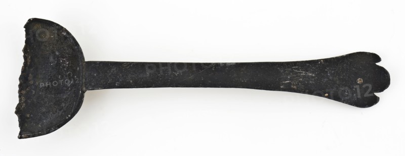 Spoon with oval bowl and flat handle with pied the biche, spoon cutlery soil find tin metal, molded Part of the torn off rat's