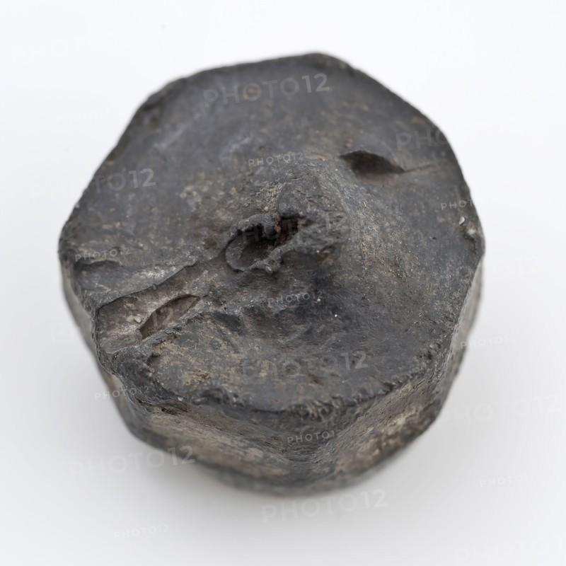Heptagonal small weight with bulge on top, without mark, weight of founding ground metal, gram cast Octagonal