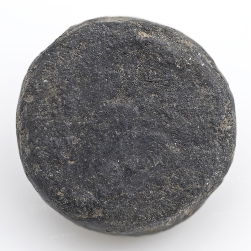 Thick round lead disk, possibly weight, weight? disc Soil discovery lead metal, gram cast Schijfvormig Possibly trade mark
