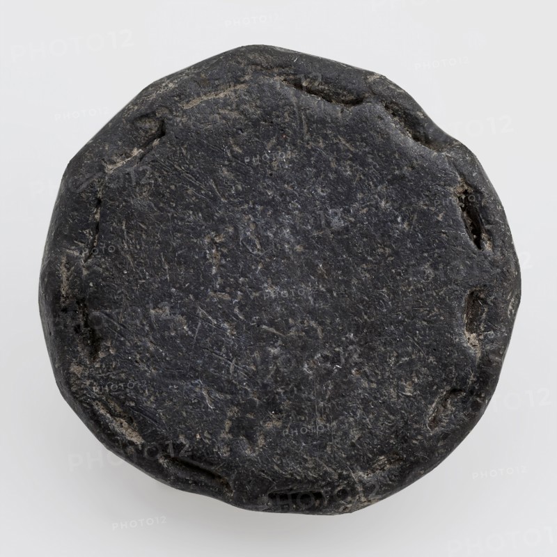 Loden playing disc or playing stone, disc game ground find lead metal, gram poured beaten Disc-shaped with rim with notches