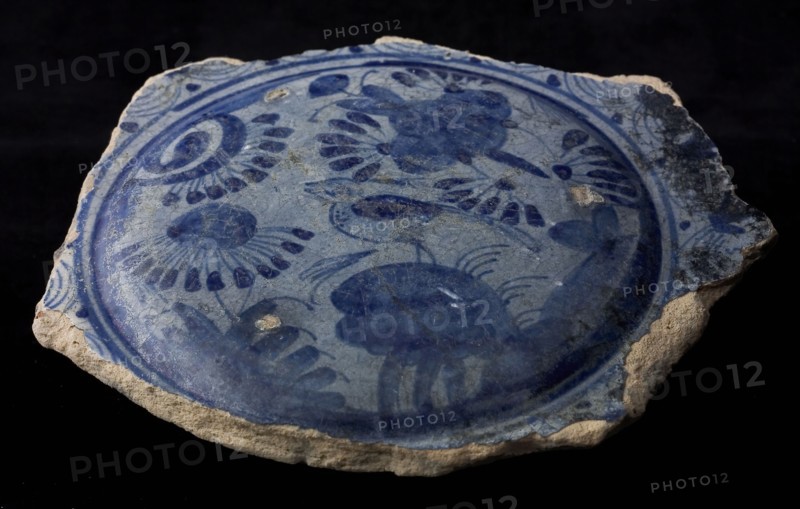 Majolica pancake dish with 'bird in Chinese garden' from the Wanli period, dish crockery holder soil find ceramic earthenware
