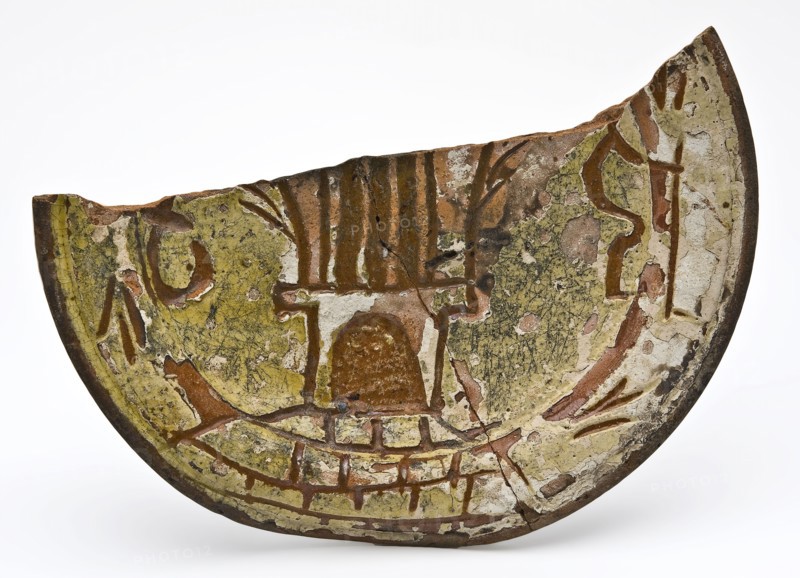 Fragment earthenware dish with sgraffito and sludge technology, dish crockery holder soil find ceramic earthenware clay engobe