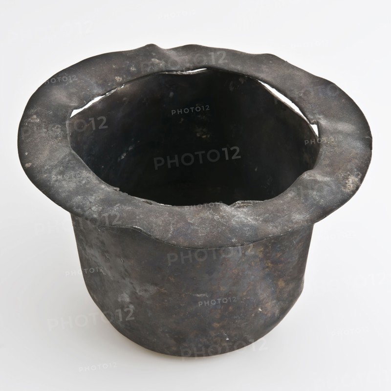 Pewter pot, cylindrical, with outstanding edge, pot holder sanitary floor stock tin metal, molded Cylindrical shape