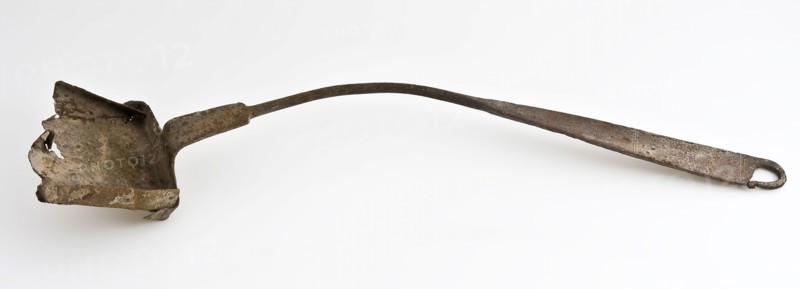 Shovel for fire, shovel tool kit soil find iron metal, Rectangular scoop with three upright sides. The stem is round in cross