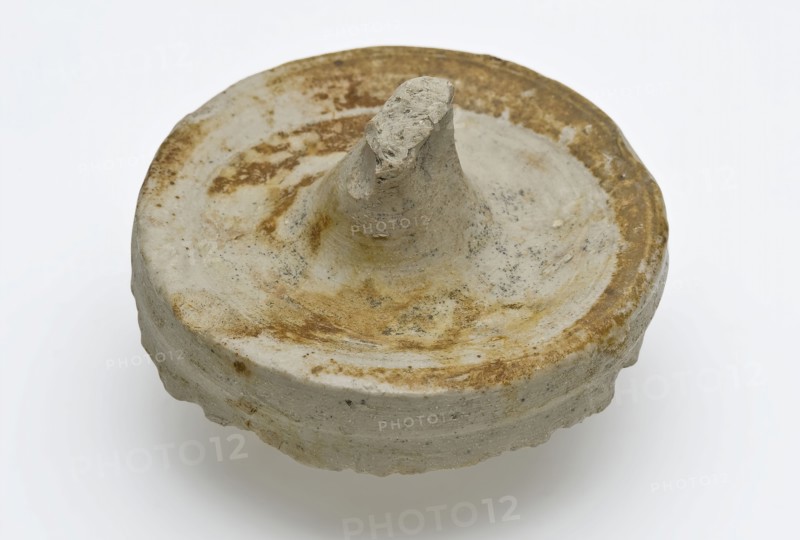 Stoneware lid, knob as handle, lid closure soil found ceramic stoneware glaze salt glaze, Rounded shallow box in the middle
