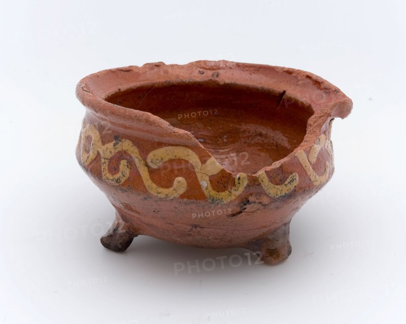 Small pottery cooking pot decorated with yellow strings, on three legs, cooking pot crockery holder kitchen utensils earthenware