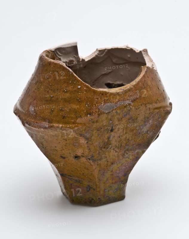 Drinking bowl in the shape of pulpit with one flat side, trough trough basin foundations ceramic earthenware glaze lead glaze