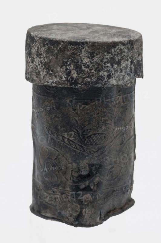 Small pewter reliquary with lid, ornament in relief, relic religious object holder soil find souvenir tin metal h 4,5, cast