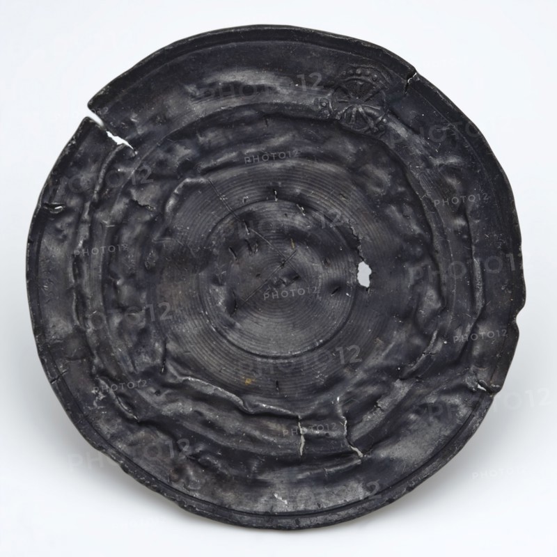 Tin toy plate with tin mark on the rim, plate crockery holder toy relaxant miniature soil find tin metal, cast tin plate. Toys