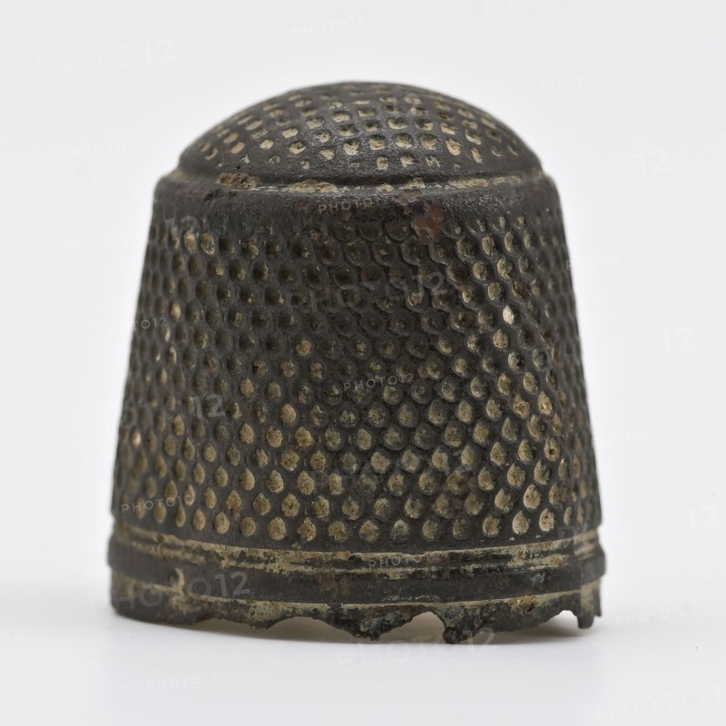 Copper molded thimble with groove at the top, thimble sewing kit soil find copper brass metal h 1,7, cast Copper molded thimble