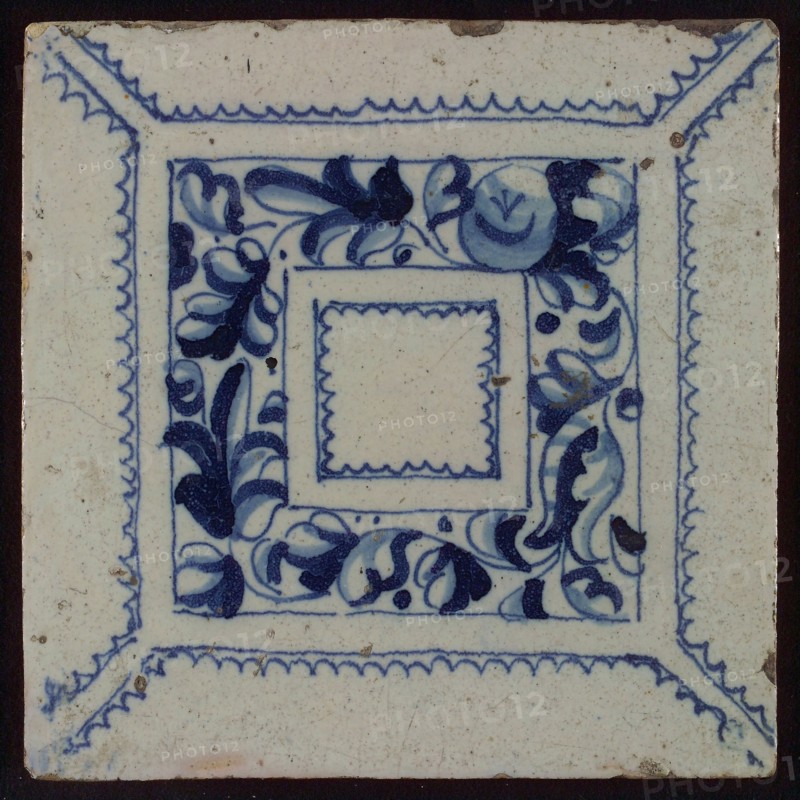 Ornament tile, blue draft on white ground, central decor with square frame in which foglie ornament, zigzag lines, wall tile