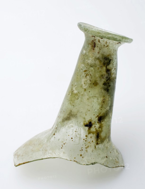 Fragment of part of shoulder, neck and lip of (medicine?) Bottle, medicine bottle bottle holder soil find glass, cm - 1.6 cm