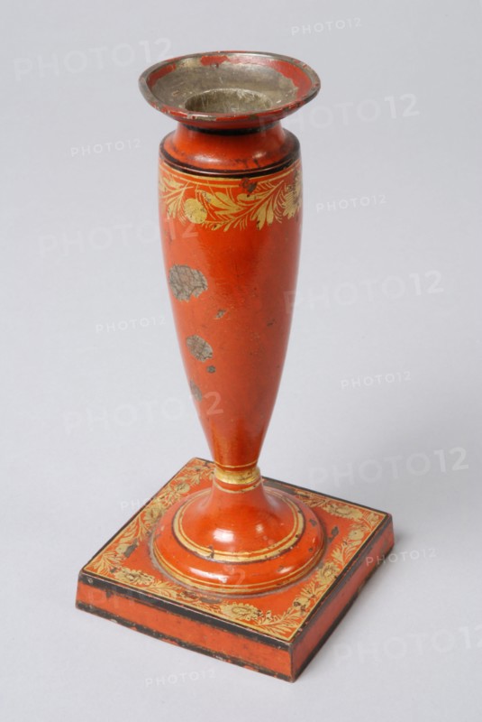 Red and gold lacquered candlestick with baluster-shaped trunk and loose bobèche, candlestick candleholder lighting agent tin