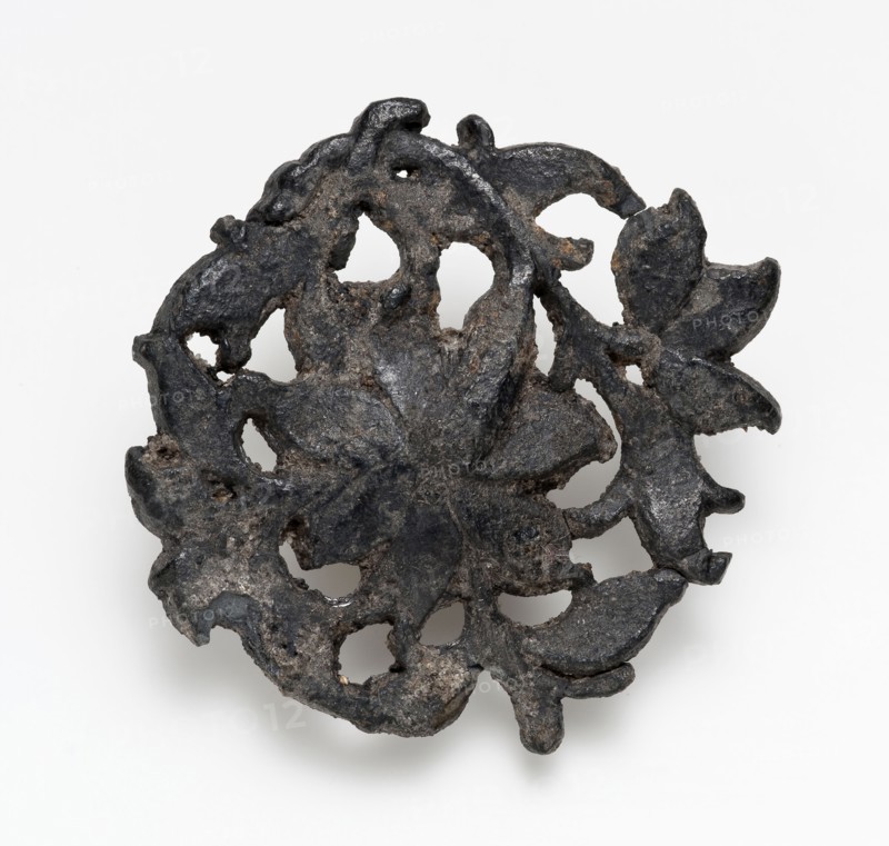 Cut-away metal flower ornament, batter, ornament batter soil found tin metal h 0,2, cast Openwork piece with an embossed side