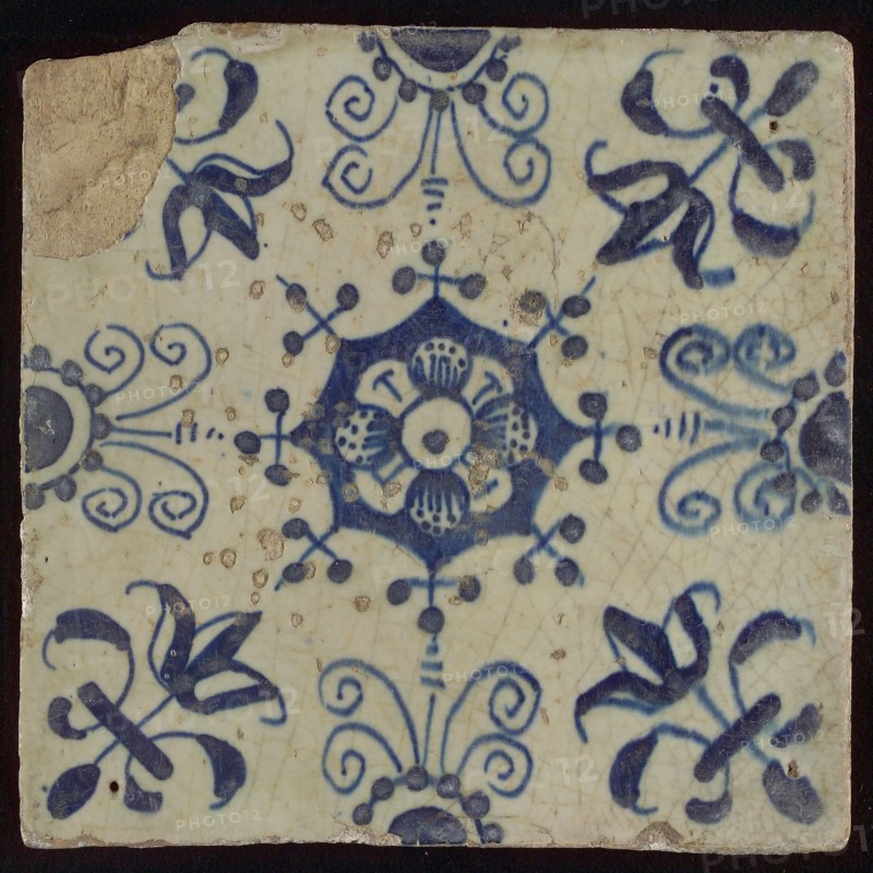 Tile, blue on white, centrally flower within star shape, three-piece around, half rosette, corner pattern lily, wall tile