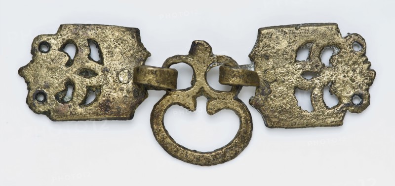 Part of belt buckle, two single leashes, with dense eyes, attached to three-eye, belt attachment accessory ground find copper