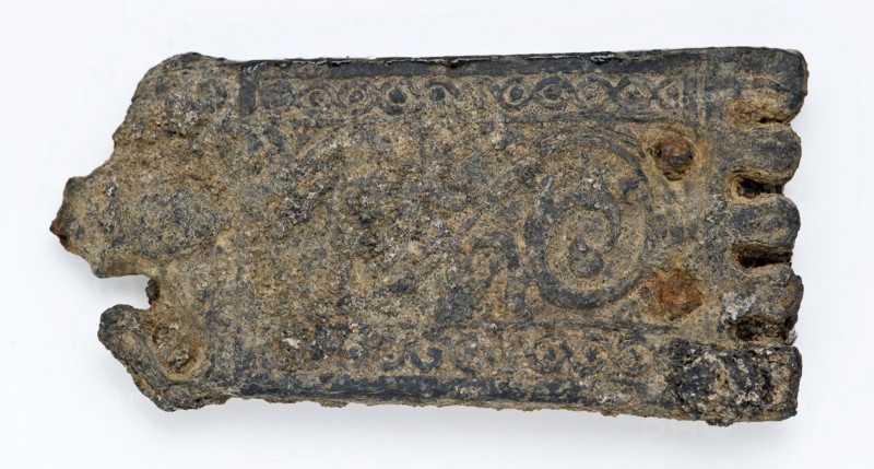 Belt tongue or batter plate with decoration, belt tongue clothing accessory clothing soil find tin metal, w 4,3 cast riveted