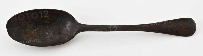 Spoon with elongated oval bowl and flat spatula-shaped handle, spoon cutlery soil find tin metal, poured Oblong oblong trench