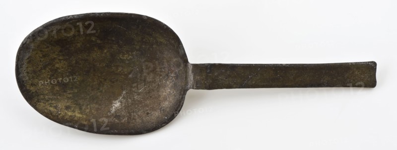 Spoon with oval bowl and flat handle, spoon cutlery soil find tin metal, cast Oval tray straight handle praise and rat tail