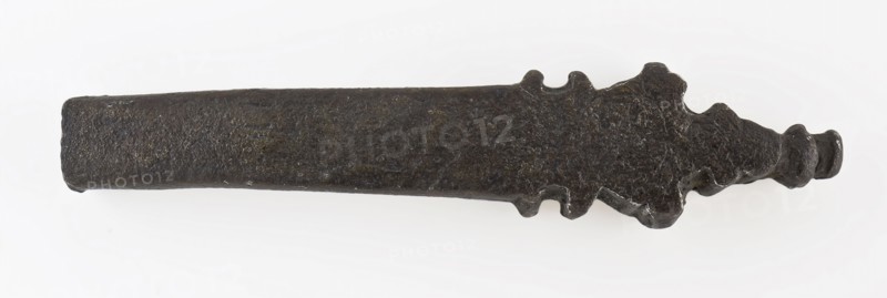 Push-on lift, ending in flat turret with point, has knife cutlery soil find copper metal, Sliding lift in the style of De wy