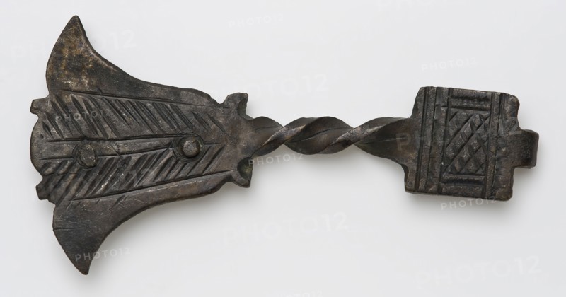 Metal book fitting with tulip-shaped end, decorative fittings soil finds copper? metal, whipped riveted engraved Book fittings