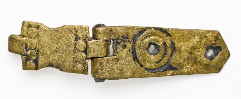 Two hinged parts of ornamental fittings, book fittings?, decorative fittings soil found brass copper metal, engraved Two hinged