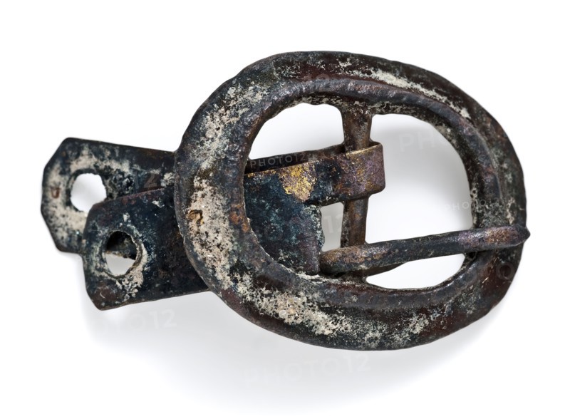 Profiled buckle with two oval eyes, with middle post leather fittings, buckle fastener part soil find copper brass metal, cast