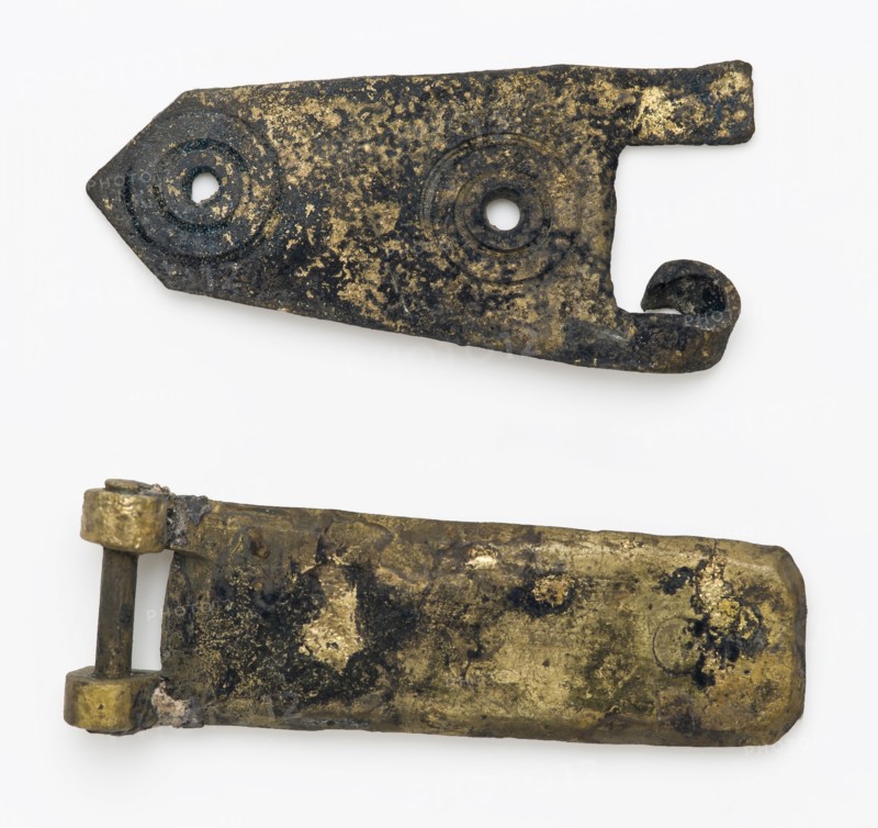 Two parts of brass book fittings, book fittings seizure part of the bottom of the foundations brass metal nr.1), Two pieces