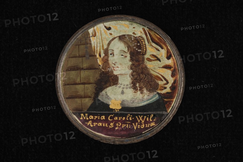 Two portrait miniatures on parchment, in silver screw mint: Maria Stuart and Willem III, portrait miniature painting footage