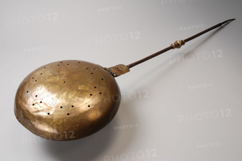 Copper bed pan on iron handle, bedpan warm holder copper iron, Pan of driven brass handle of wrought iron ornaments turned