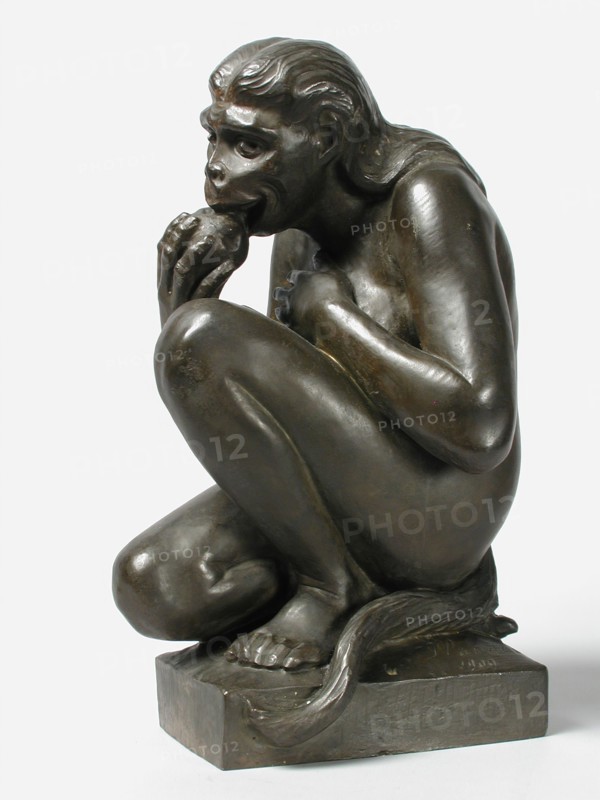 sculptor: Pier Pander, Image of female man monkey eating apple, presenting Eva, on pedestal, sculpture sculpture bronze metal