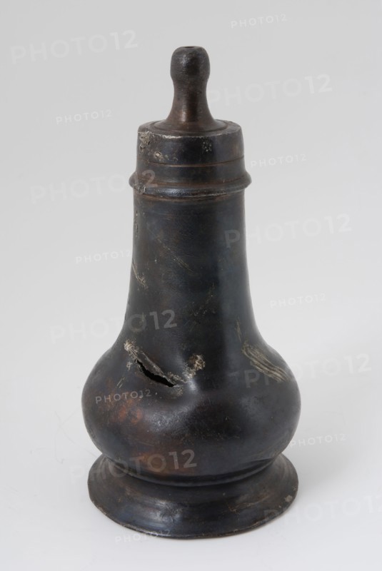 Tinsmith: Jacob Peeters?, Pewter bottle with pear shaped body and unscrewable cap with short suction knob, feeding bottle