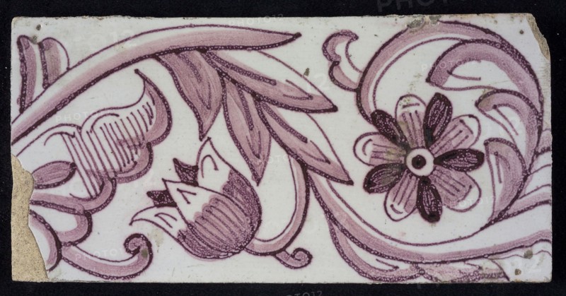 Rectangular edge tile in purple with tulip decor, with flower of ten oval petals, leaves, tulip fin, yellow pottery, edge tile