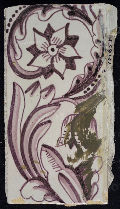 Rectangular edge tile in purple with sling-decoration of speckled tulip, flower with ten triangular petals