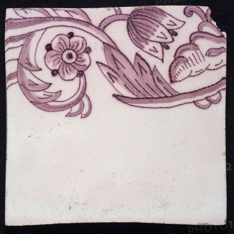 Border tile, purple on lilac fond with tulip garland, flower with five oval petals, leaves, tulip fin on whole, yellow pottery