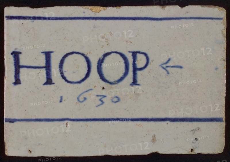 White tile with in blue HOOP and 1630 between horizontal lines, tile picture footage fragment ceramics pottery glaze, baked 2x