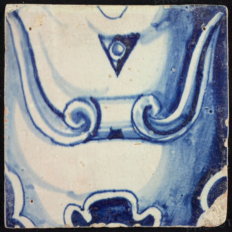 Tile of pilaster, blue on white, part of column with scroll ornament and stylized belly button, tile pilaster footage fragment