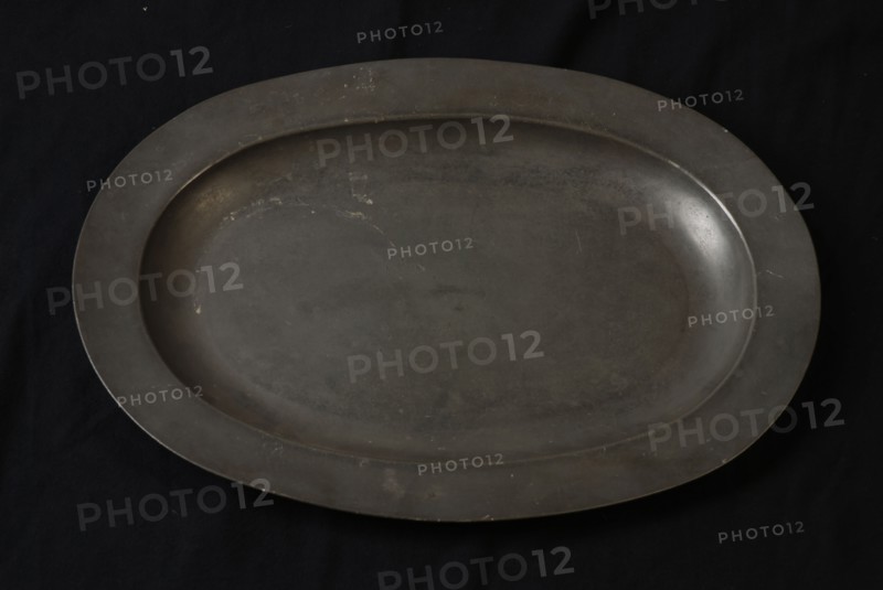 Tinsmith: Johannes Daniël Druy, Oval dish with flat bottom and flat wide rim, sacrament dish liturgical vessel holder tin, cast