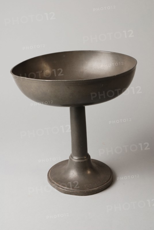 Tinsmith: Johannes Daniël Druy, Chalice-shaped bowl with engraved text on round base CHURCH FEASTDUE DELFSHAVEN, bowl scale