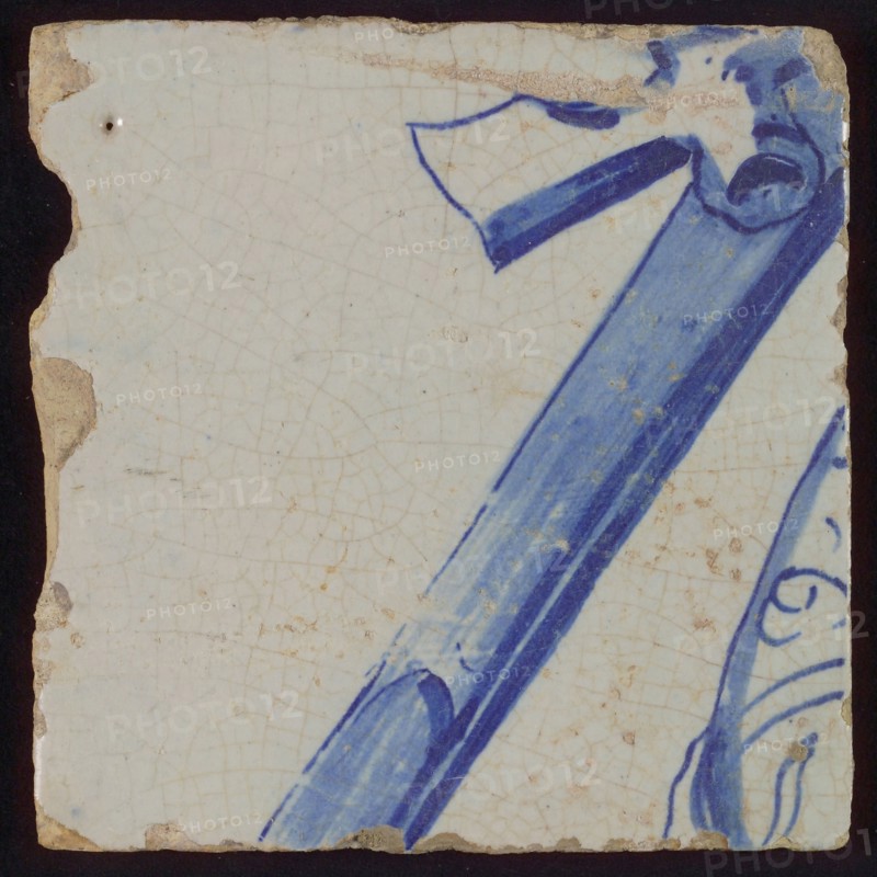 Tile with blue diagonal bar (rifle?), tile pellet image fragment ceramic earthenware glaze, d 1.2
