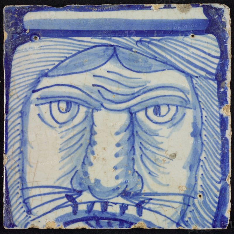 Tile of chimney pilaster, blue on white, part of column, basement with wildemankop with ring, chimney pilaster tile pilaster