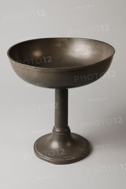 Tinsmith: Johannes Daniël Druy, Chalice-shaped bowl with engraved text on round base CHURCH FUR DURING DELFSHAVEN, bowl scale